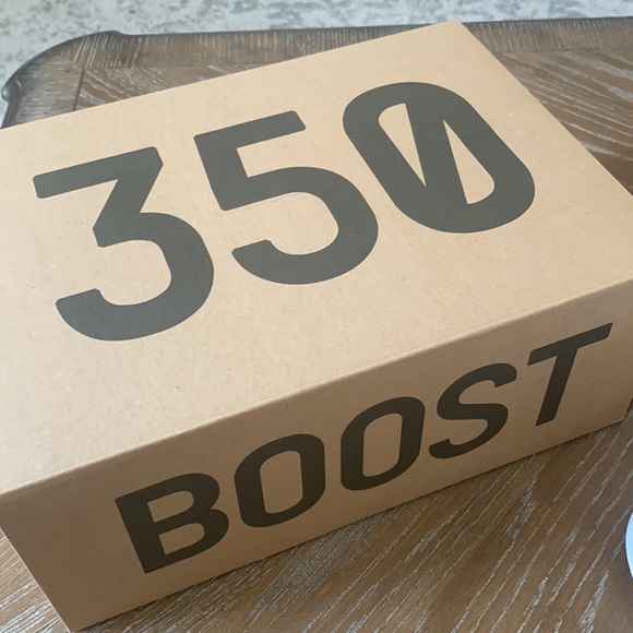 BRAND NEW Yeezy Boost 350 V2 - Picture 8 of 10